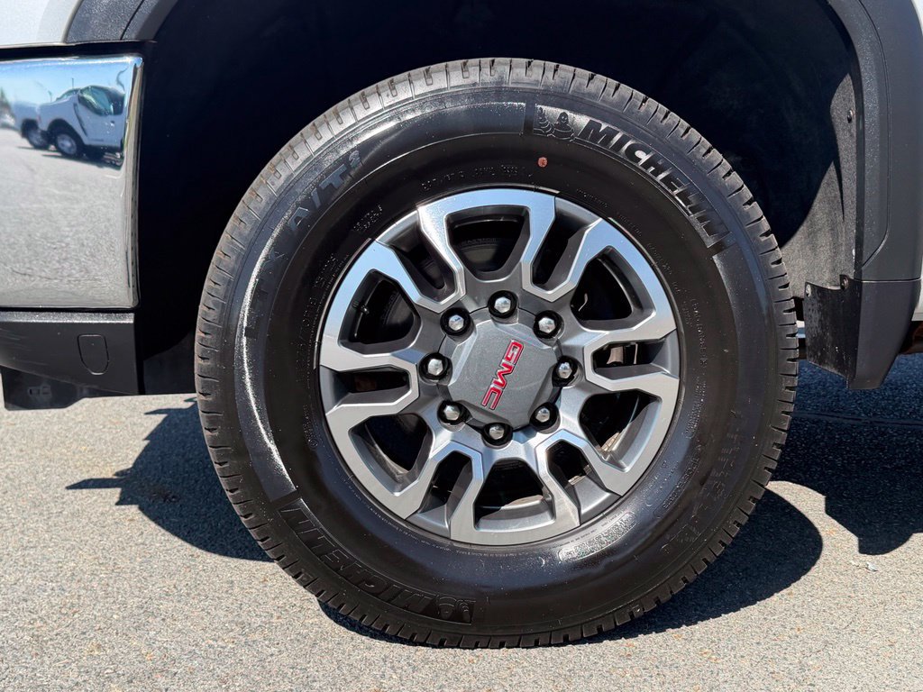 Used 2023 GMC Sierra 2500 SLT w/ SLT Preferred Package AWD/4WD image 10