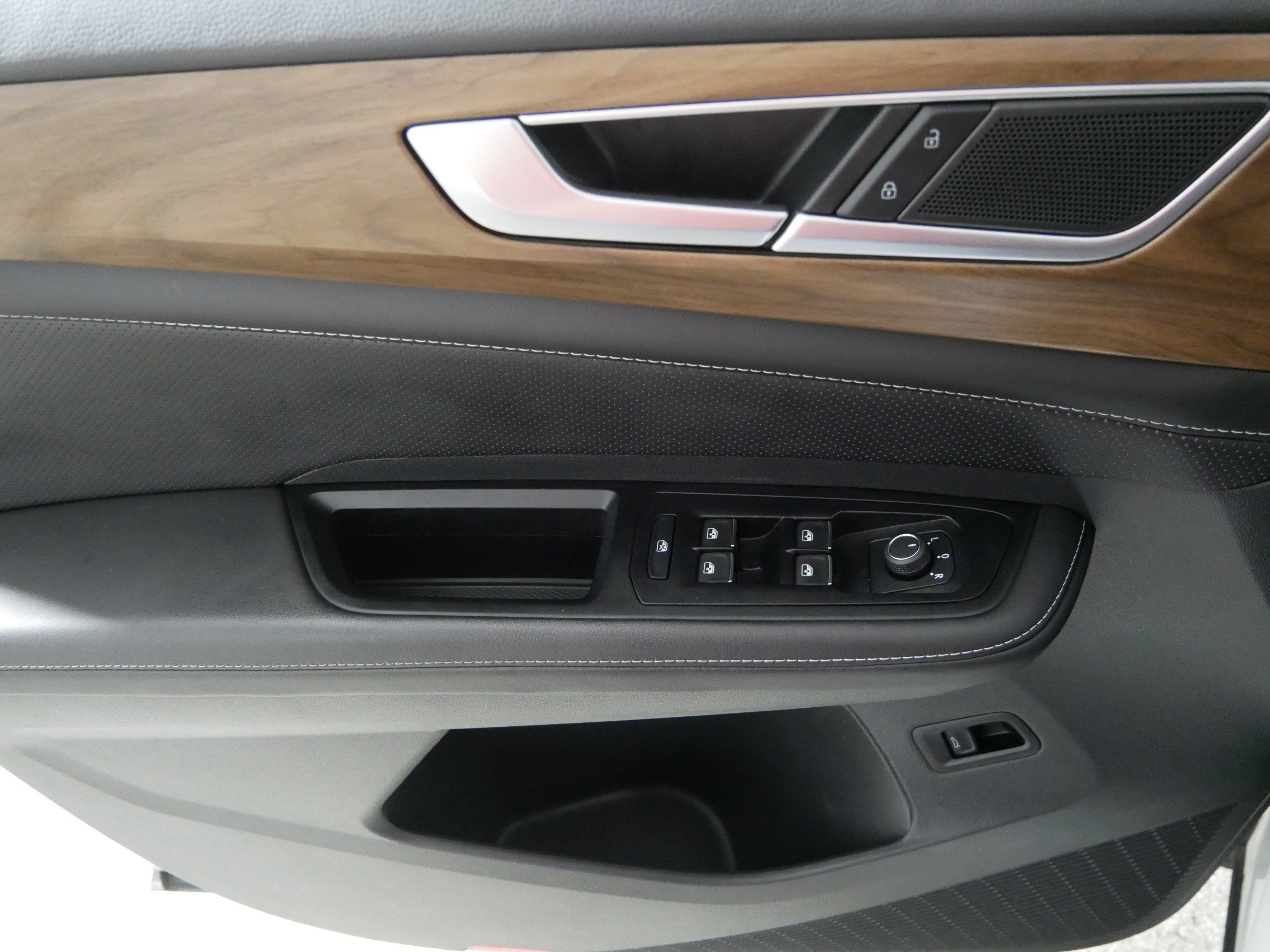 Used 2025 Volkswagen Atlas SE AWD/4WD image 19