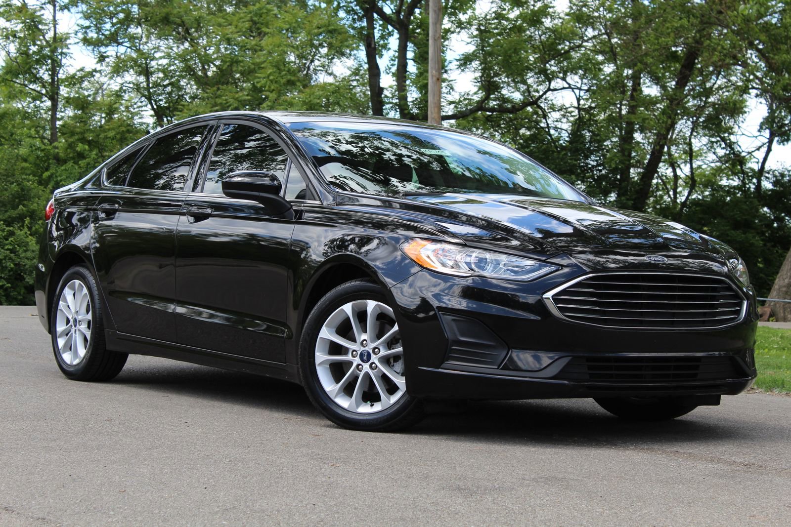 Used 2020 Ford Fusion SE FWD image 1