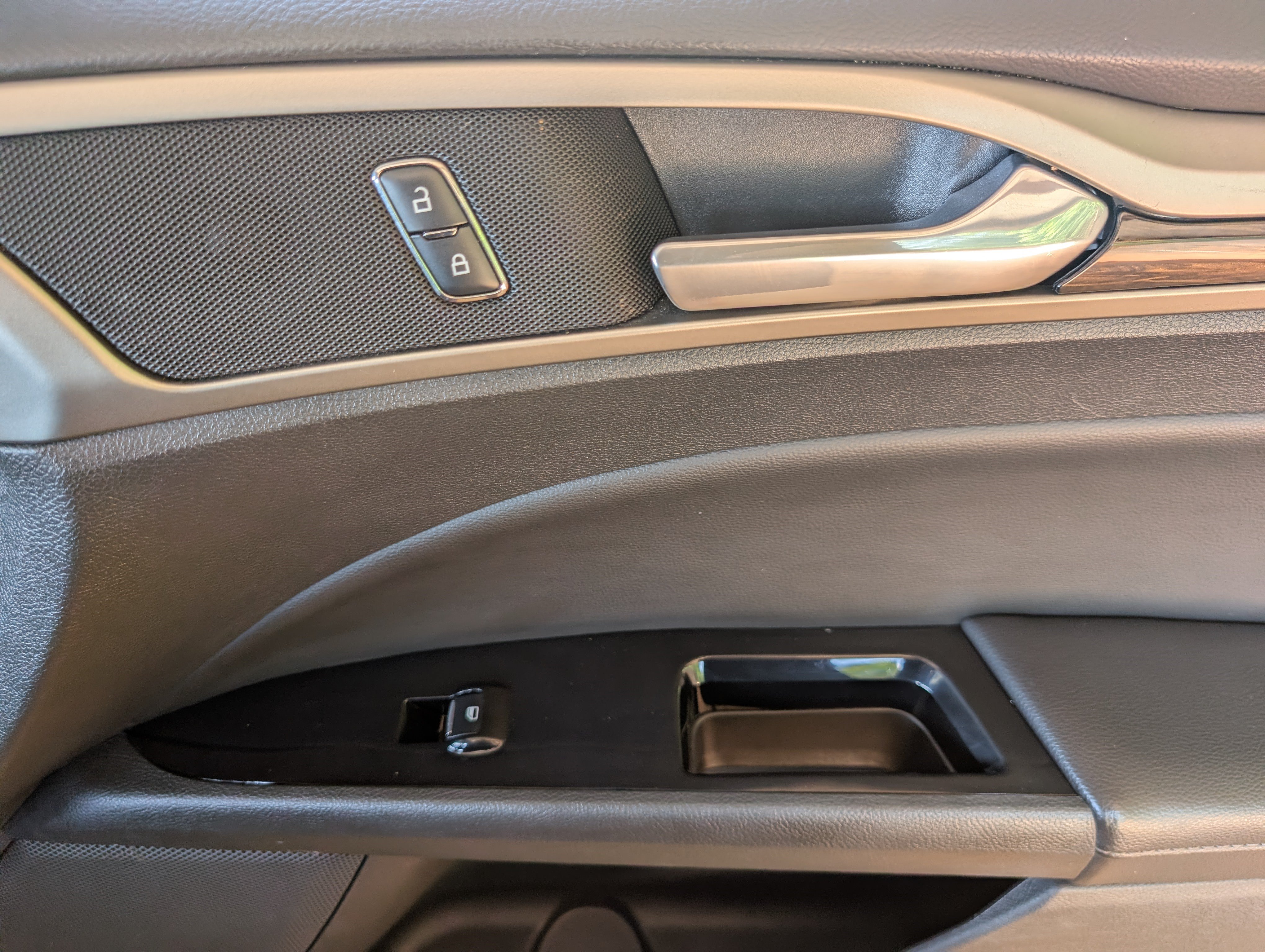 Used 2015 Ford Fusion Energi SE FWD image 18