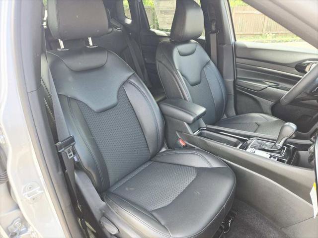Certified 2025 Jeep Compass Latitude w/ Sun & Sound Group AWD/4WD image 16