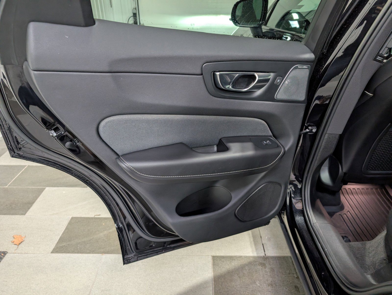 Used 2022 Volvo XC60 T8 R-Design w/ Advanced Package image 9