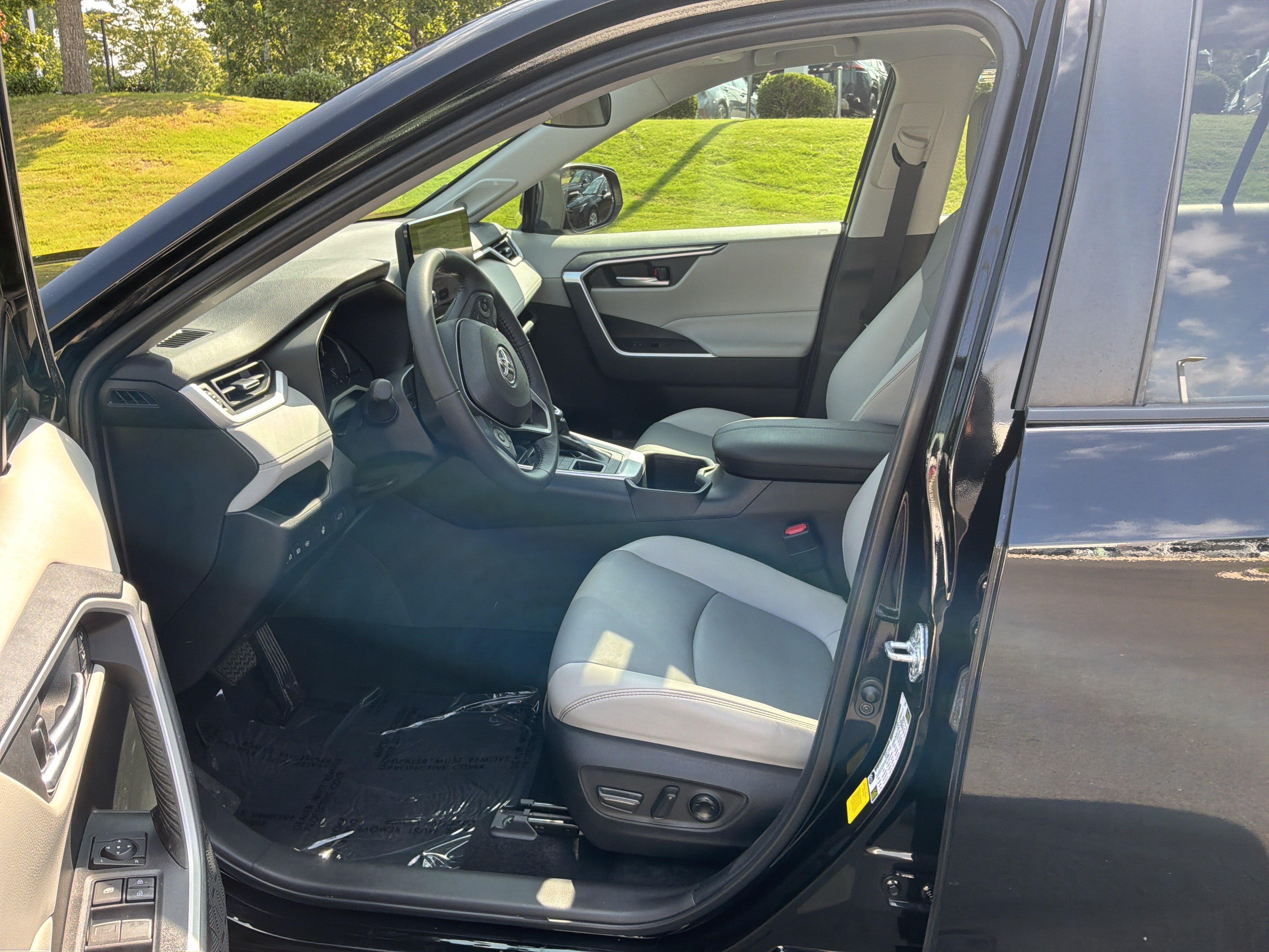 Used 2023 Toyota RAV4 XLE Premium AWD/4WD image 16