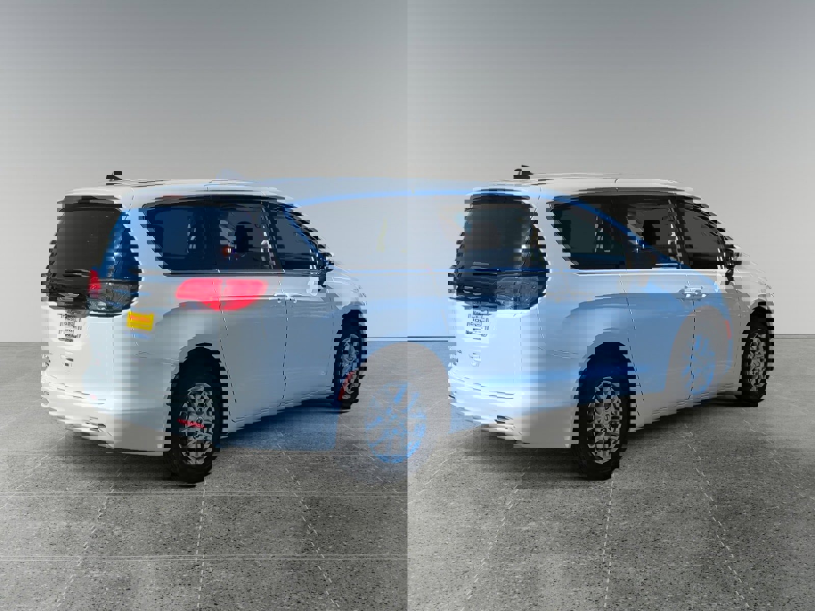 Used 2023 Chrysler Voyager LX image 5