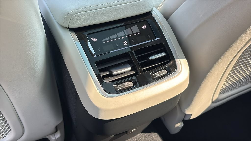 Certified 2025 Volvo XC60 B5 Ultra AWD/4WD image 8