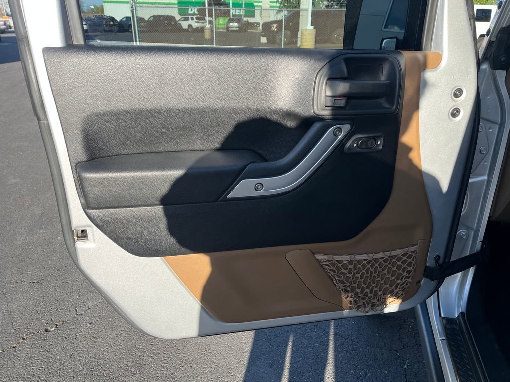 Used 2012 Jeep Wrangler Unlimited Rubicon w/ Connectivity Group AWD/4WD image 21