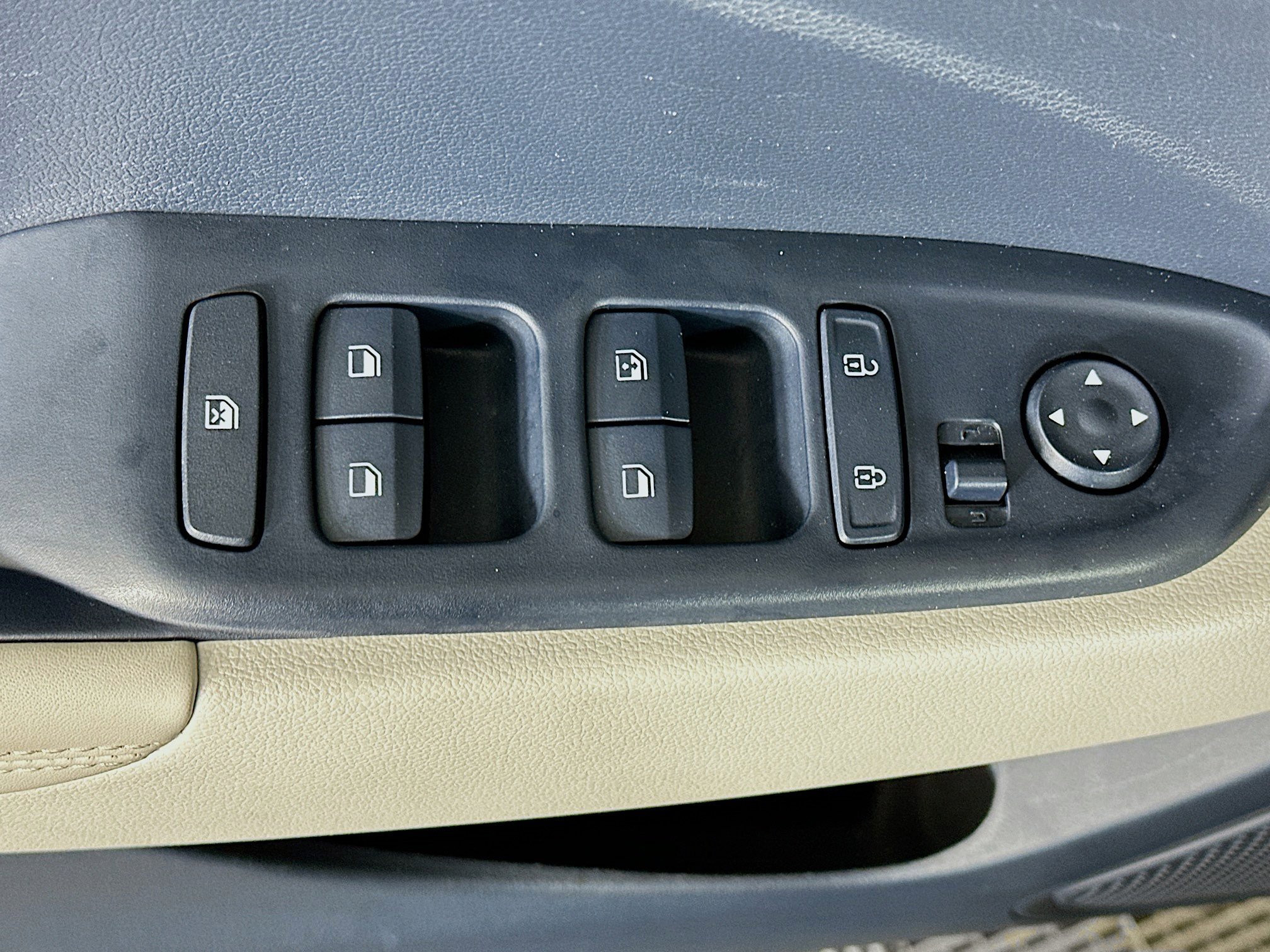 Used 2024 Hyundai Venue Limited image 15