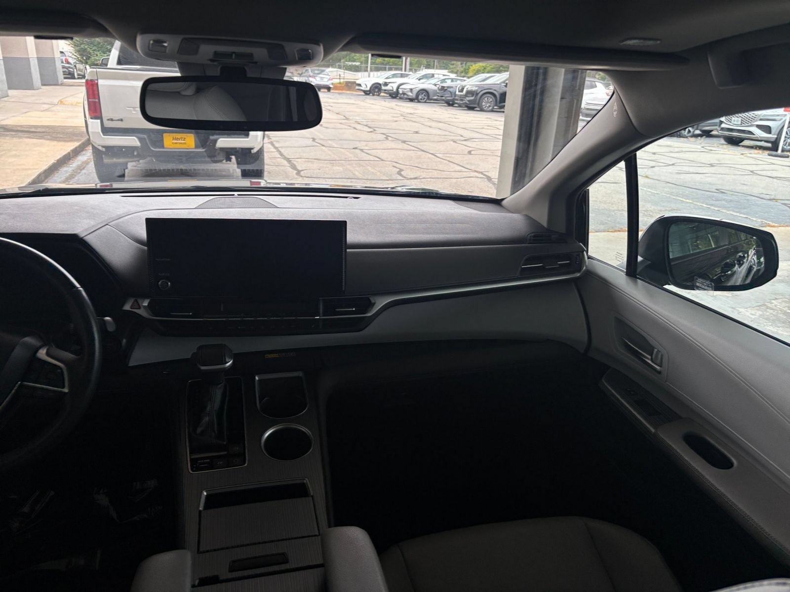 Used 2025 Toyota Sienna XLE FWD image 37
