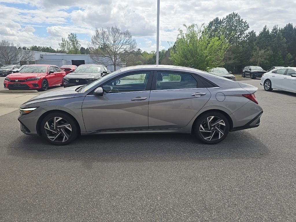 Used 2025 Hyundai Elantra Limited image 2
