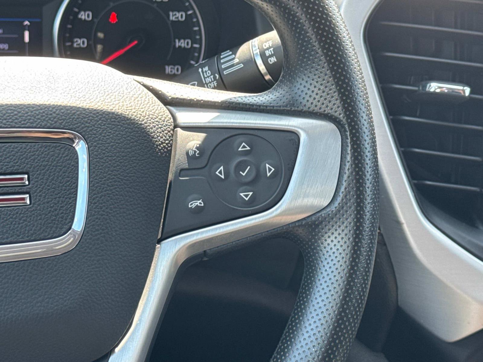 Used 2023 GMC Acadia SLE image 12