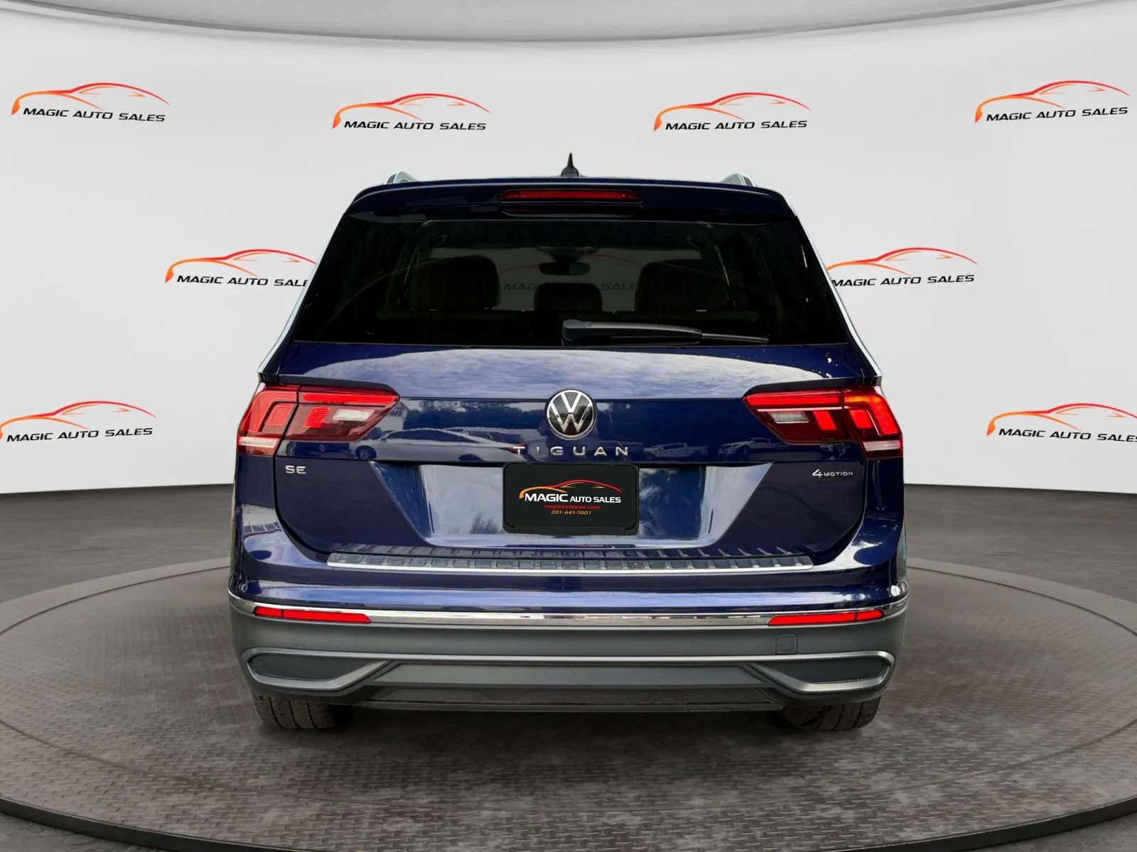 Used 2023 Volkswagen Tiguan SE w/ Panoramic Sunroof Package AWD/4WD image 9