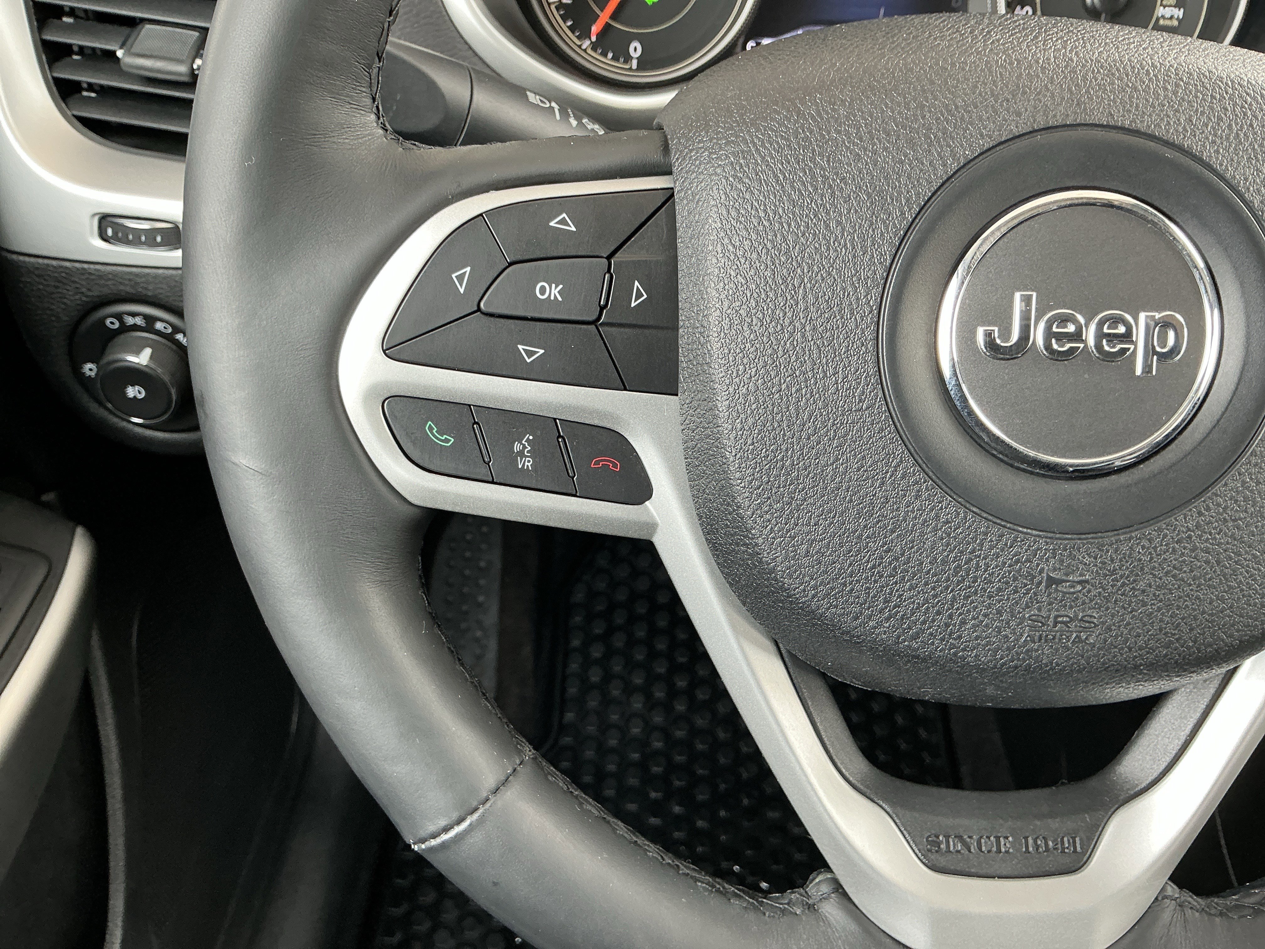 Used 2017 Jeep Cherokee Trailhawk w/ Cold Weather Group image 12