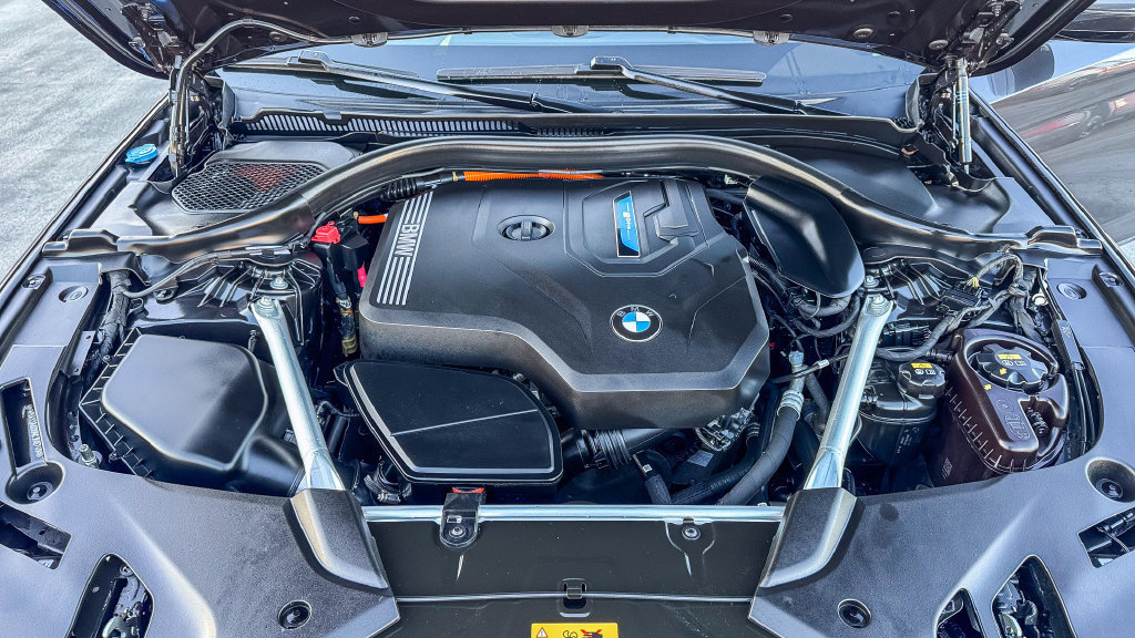 Used 2022 BMW 530e w/ Premium Package RWD image 30