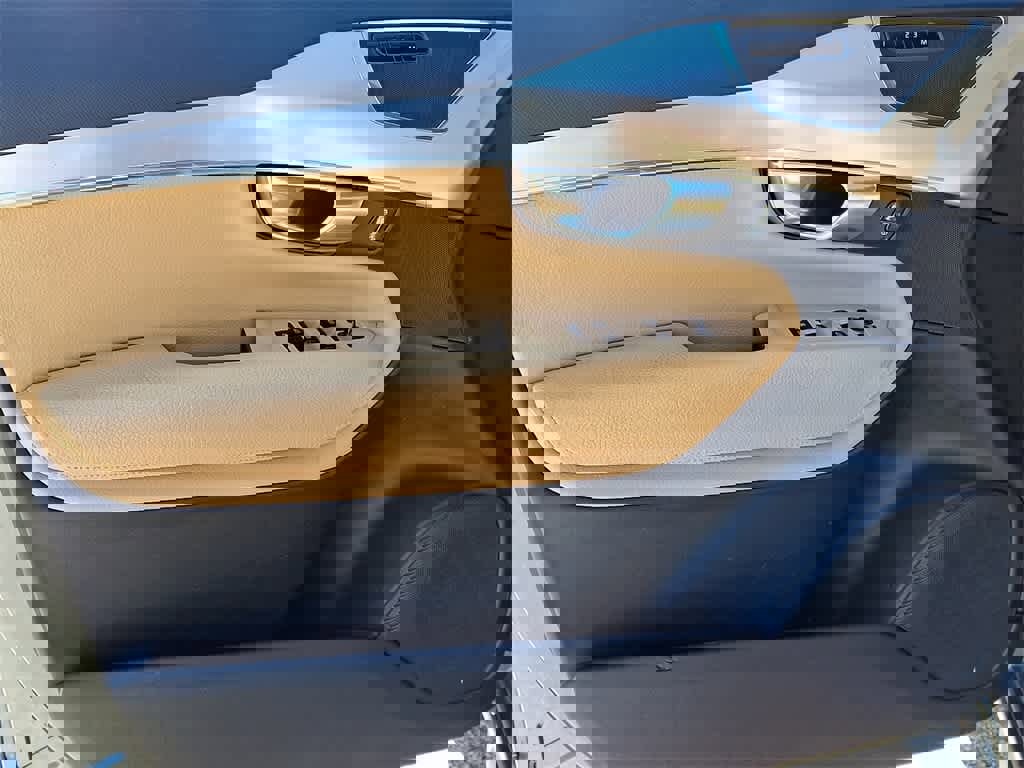 Used 2018 Volvo XC90 T6 Momentum w/ Convenience Package image 10