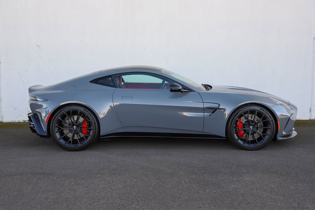 Used 2025 Aston Martin V8 Vantage Coupe image 3