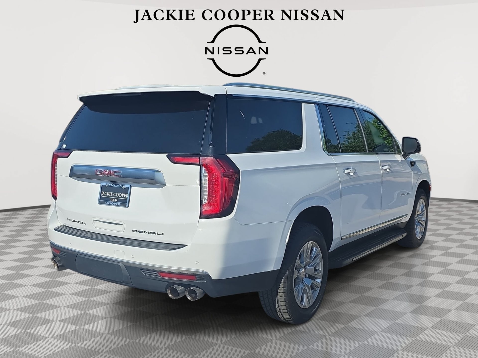 Used 2024 GMC Yukon XL Denali AWD/4WD image 5
