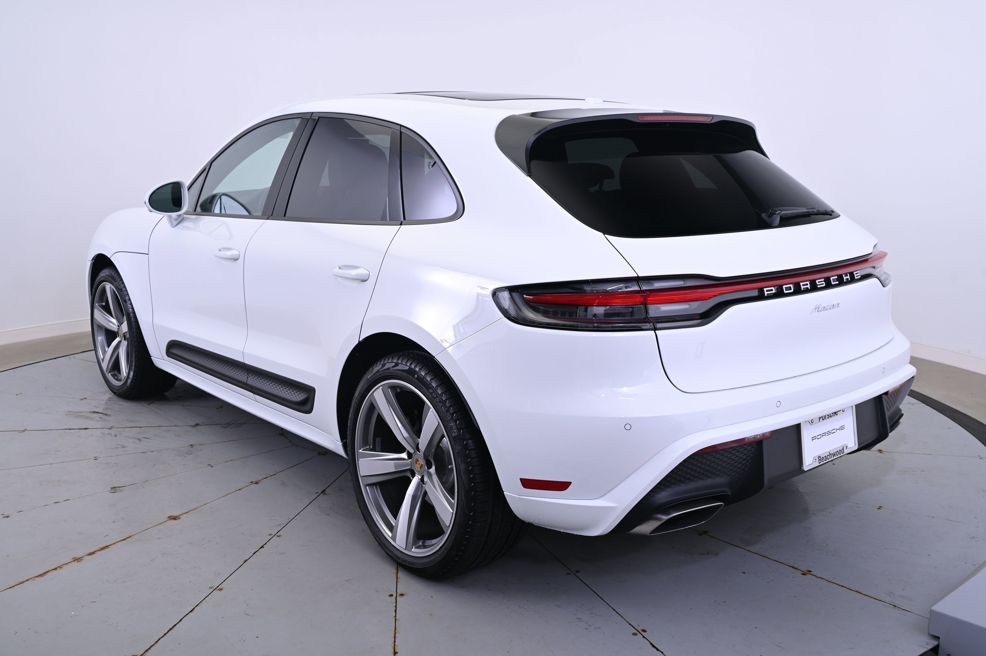 Certified 2025 Porsche Macan image 3