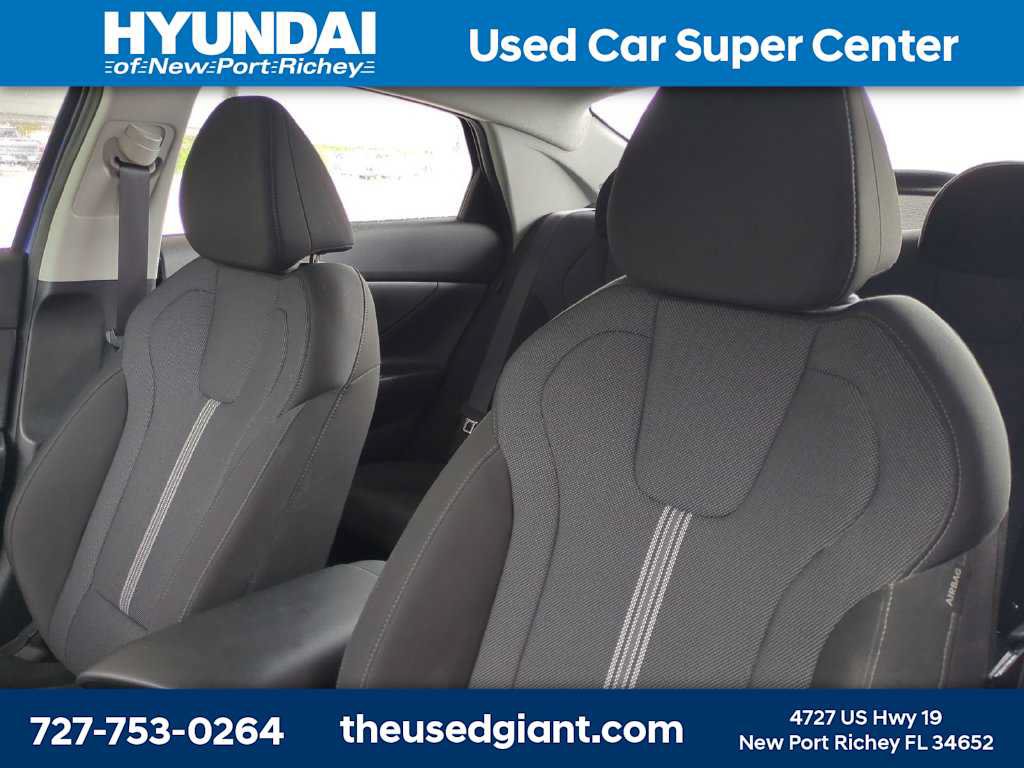 Used 2025 Hyundai Elantra SE w/ Cargo Package FWD image 7