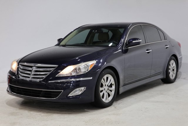 Used 2013 Hyundai Genesis 3.8 RWD image 3