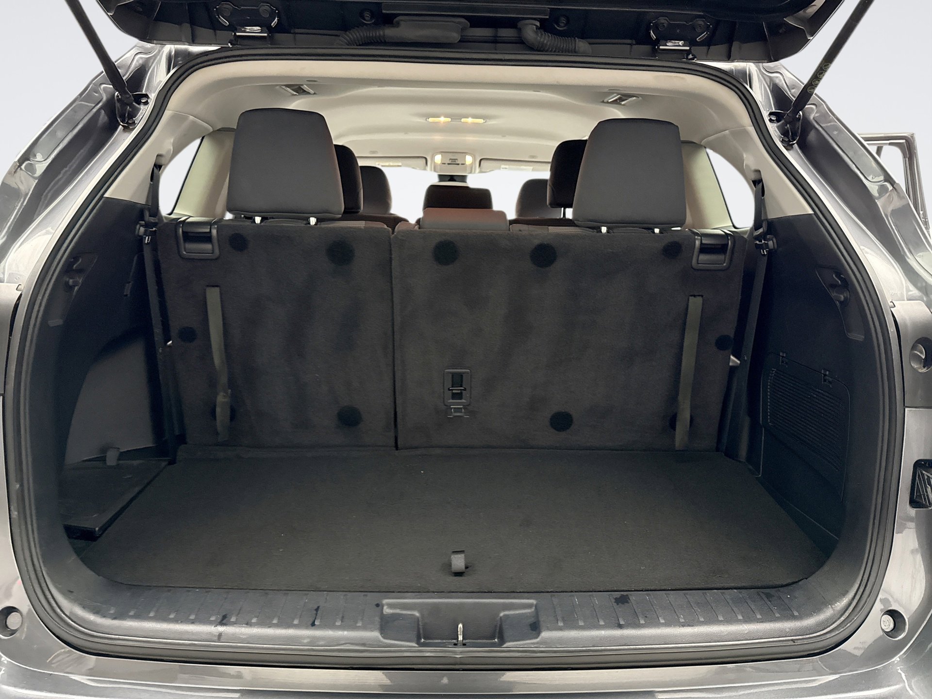 Used 2023 Toyota Highlander L image 18