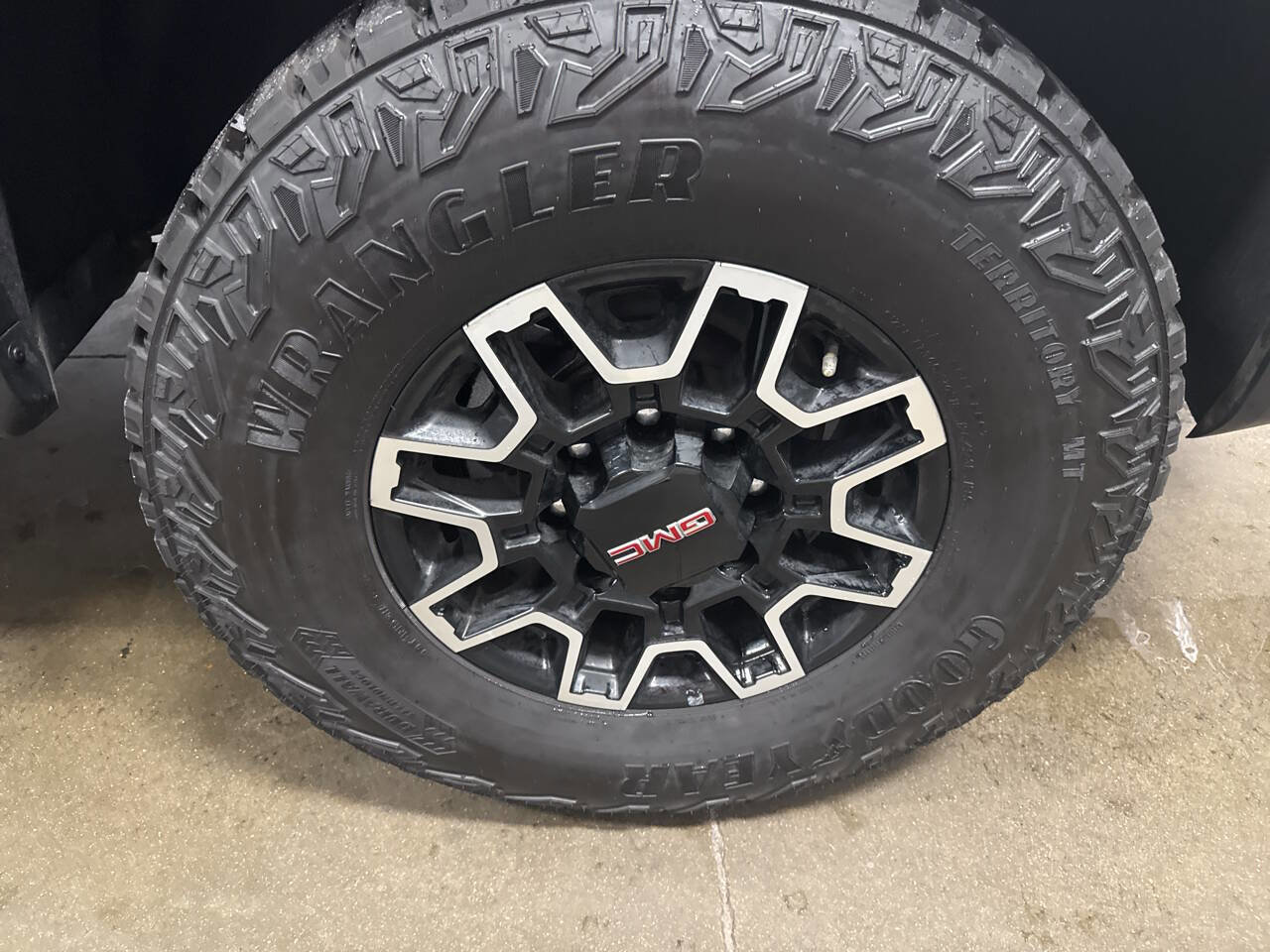 Used 2025 GMC Sierra 2500 AT4X image 6