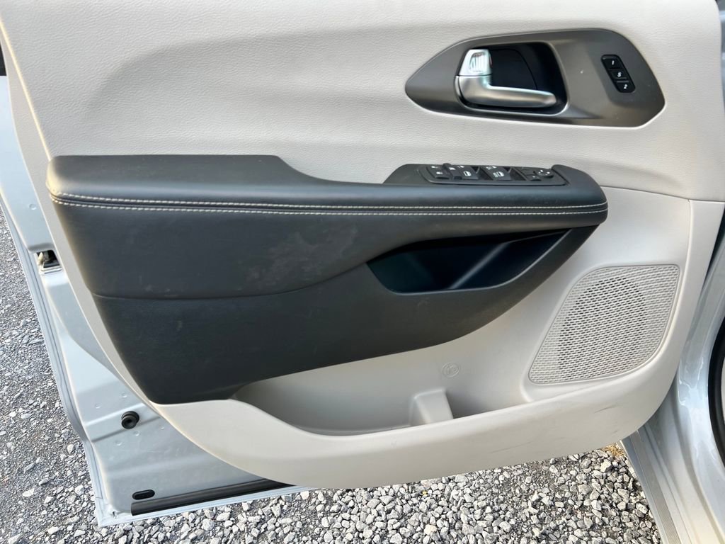 Used 2024 Chrysler Pacifica Touring-L image 15