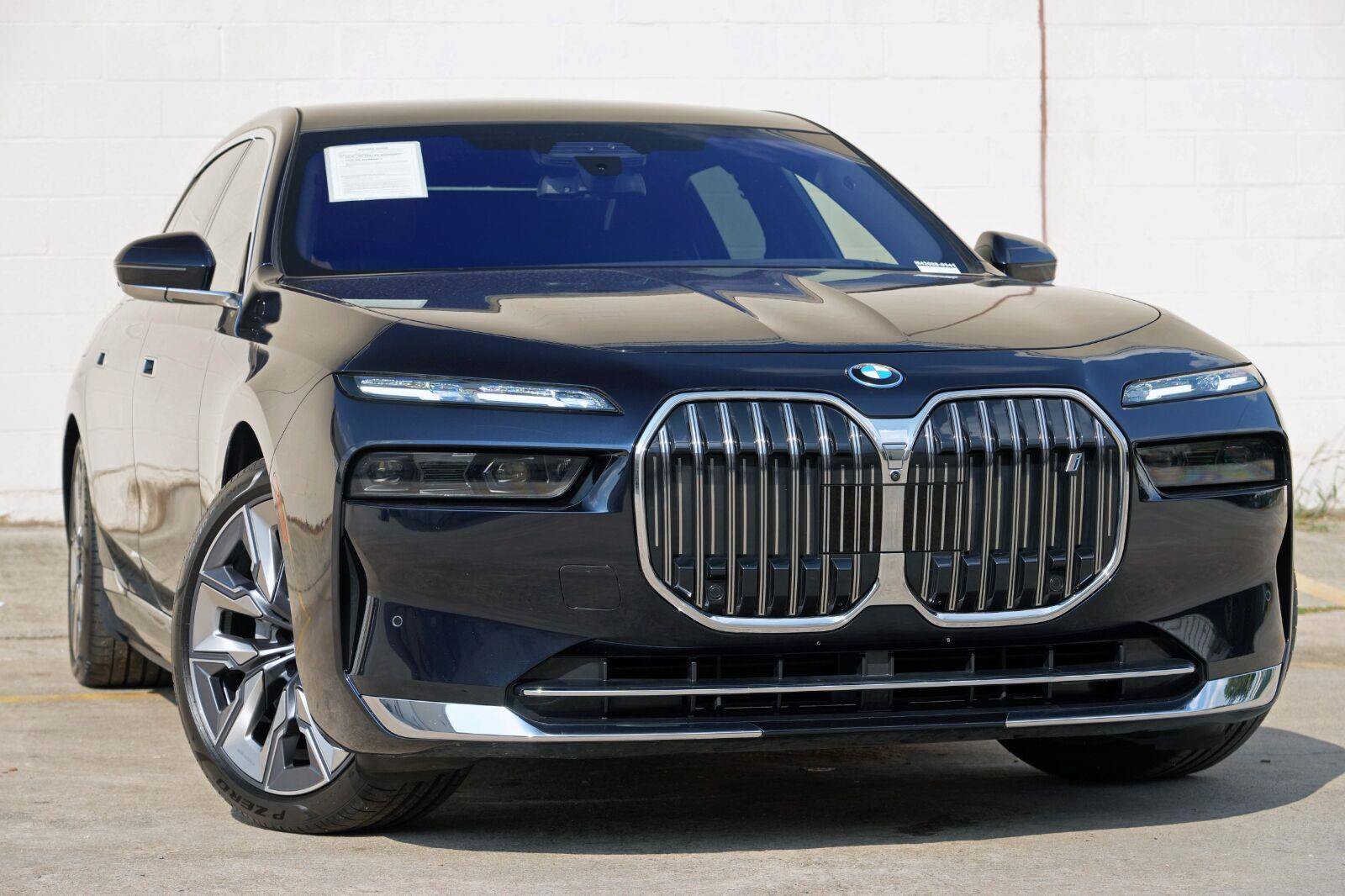 Used 2023 BMW i7 xDrive60 w/ Executive Package 2 AWD/4WD image 2