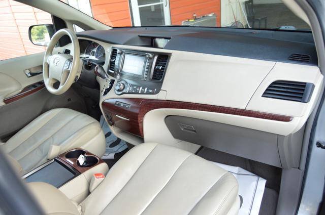 Used 2011 Toyota Sienna XLE w/ XLE Navigation Pkg FWD image 18