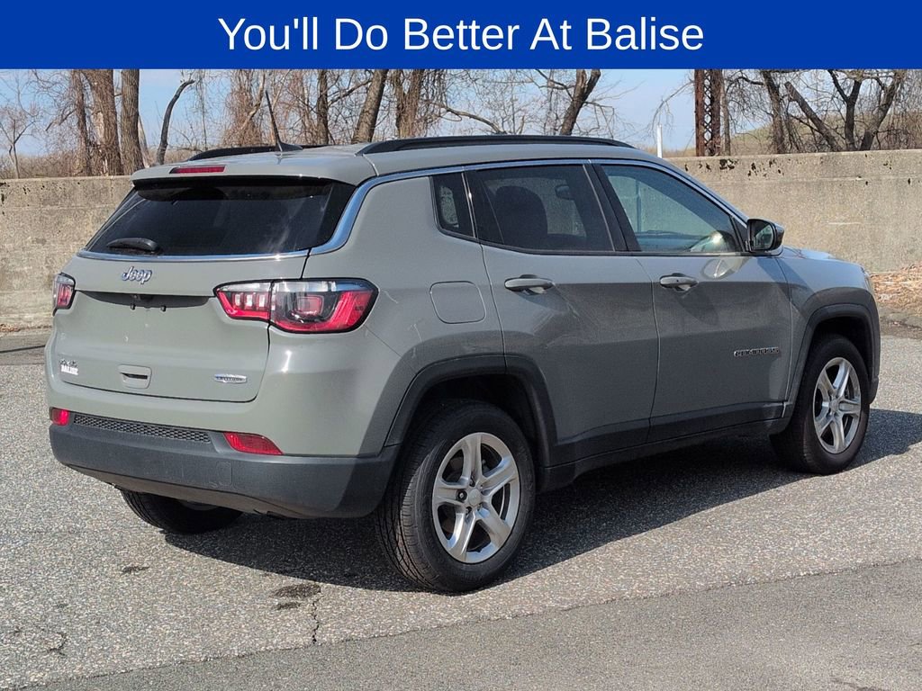 Used 2024 Jeep Compass Latitude image 3