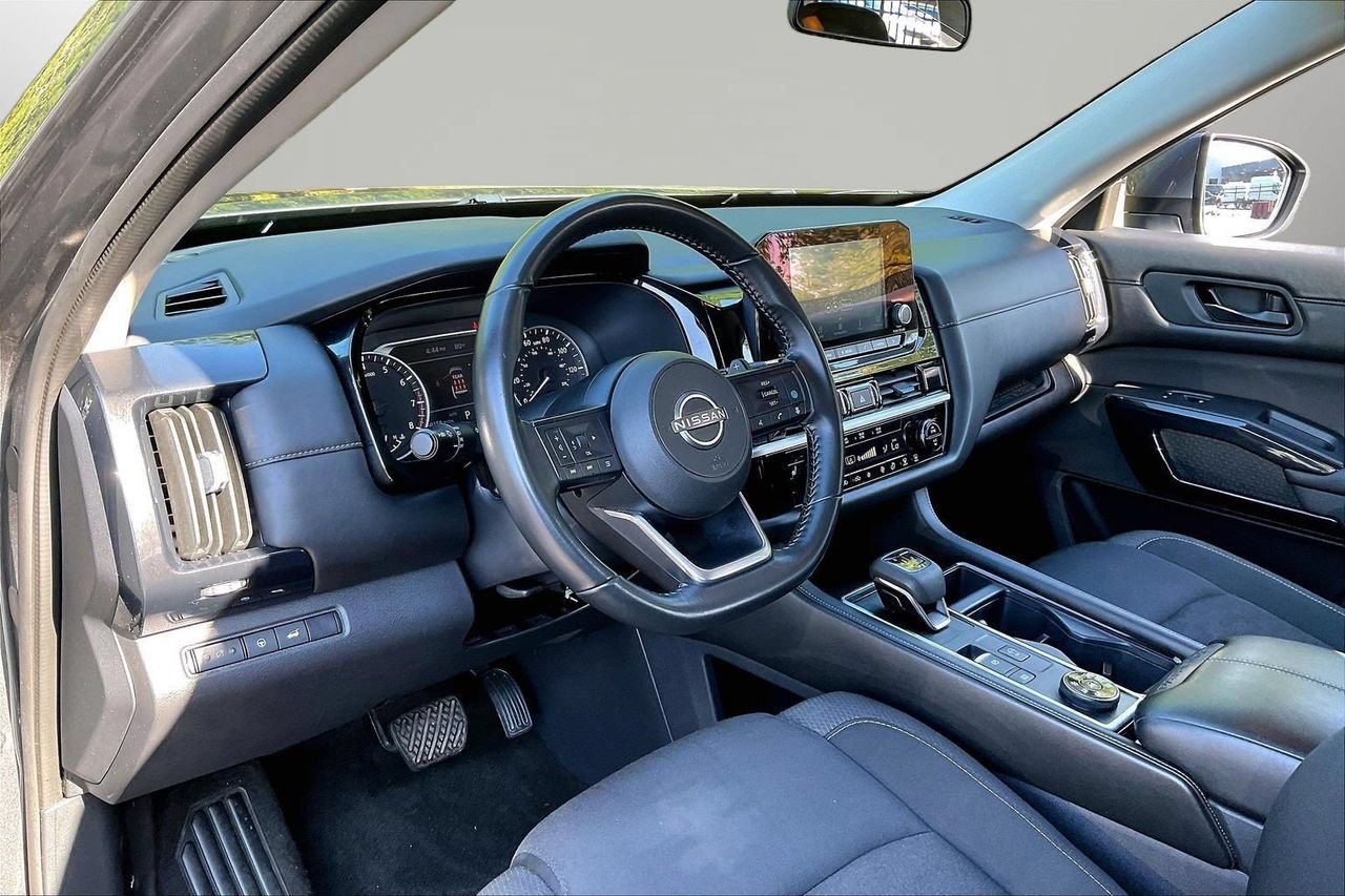 Used 2025 Nissan Pathfinder SV AWD/4WD image 18