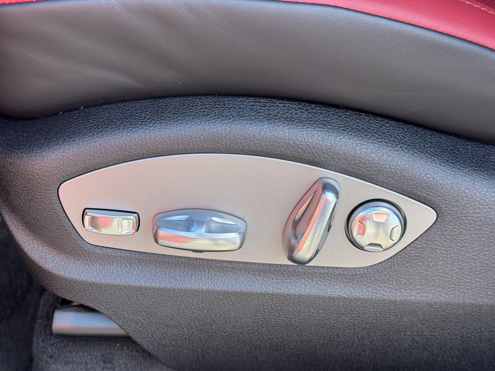 New 2025 Porsche Macan AWD/4WD image 25