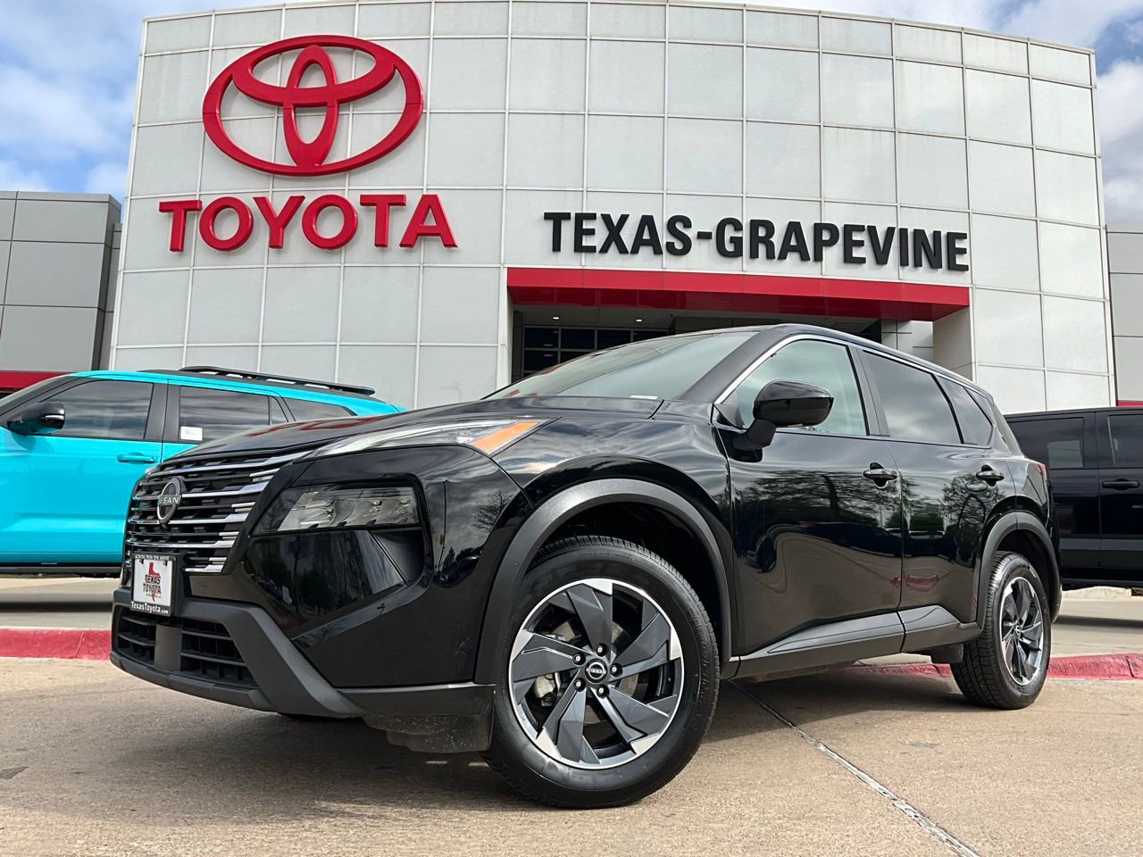 Used 2025 Nissan Rogue SV image 2