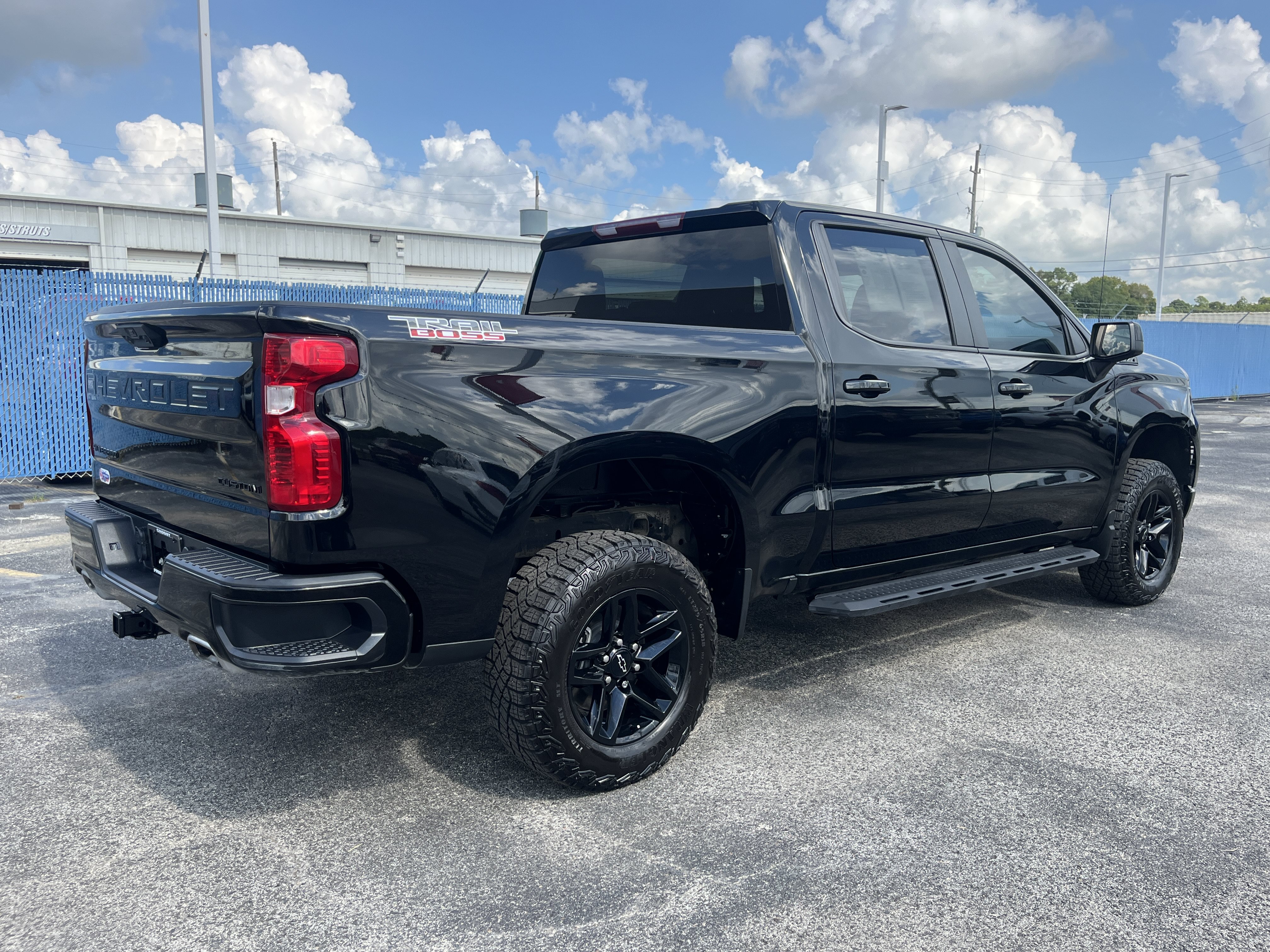 Used 2025 Chevrolet Silverado 1500 Custom Trail Boss w/ LPO, Dark Essentials Package AWD/4WD image 2