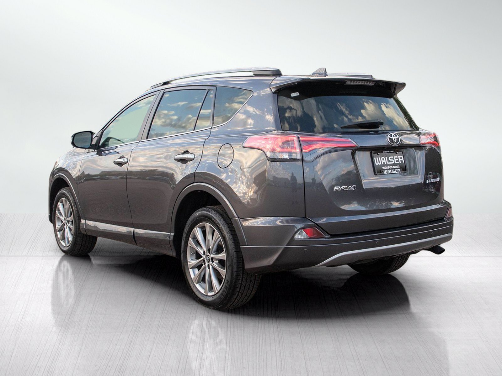 Used 2017 Toyota RAV4 Platinum FWD image 3