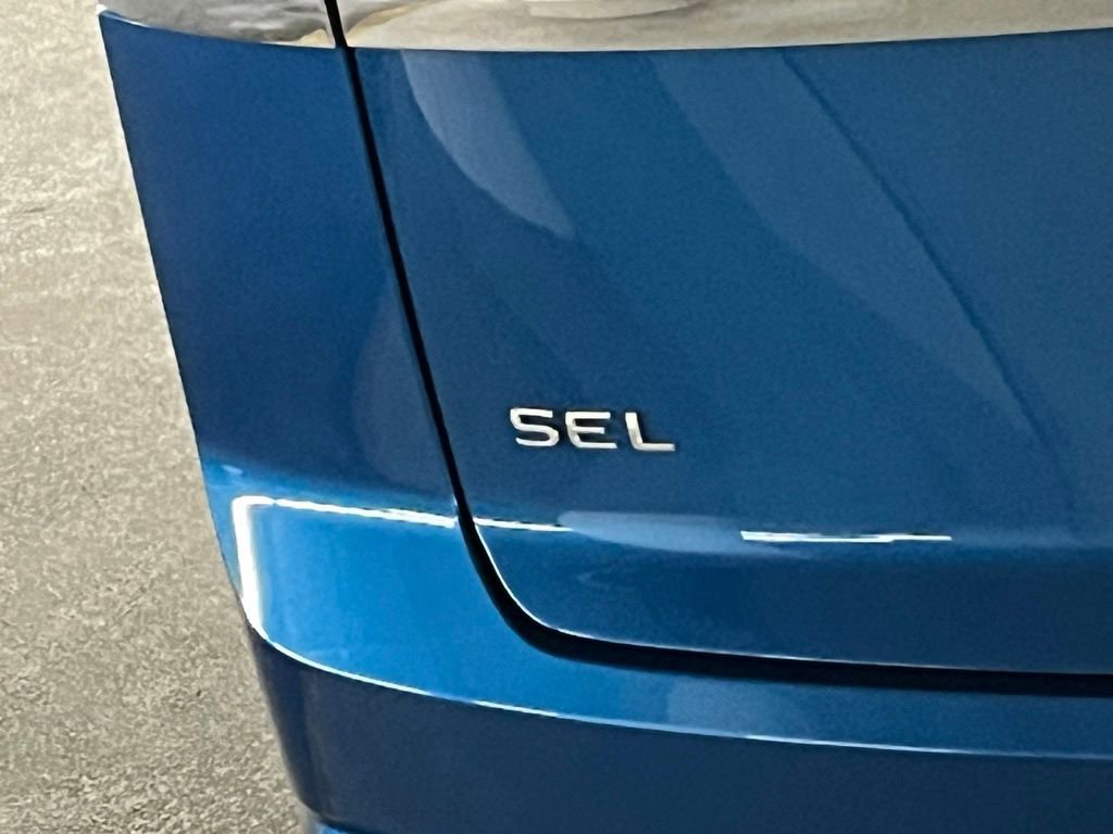 Used 2025 Volkswagen Atlas Cross Sport SEL Premium R-Line image 38