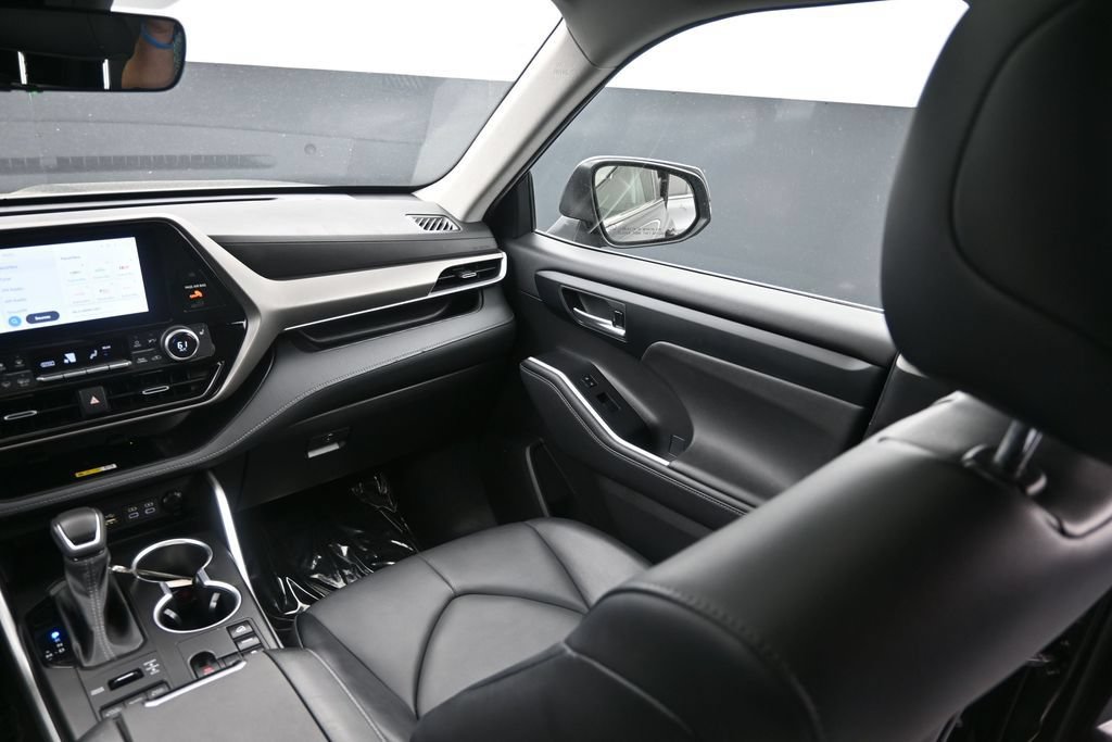Used 2023 Toyota Highlander XLE AWD/4WD image 32