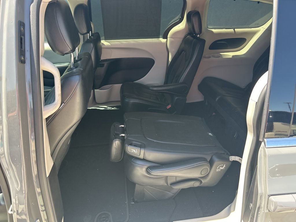 Used 2022 Chrysler Pacifica Touring-L image 11