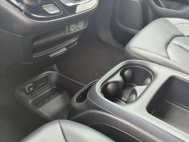 Used 2025 Chrysler Pacifica Select FWD image 16