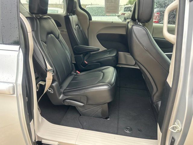 Used 2024 Chrysler Pacifica Touring-L FWD image 24