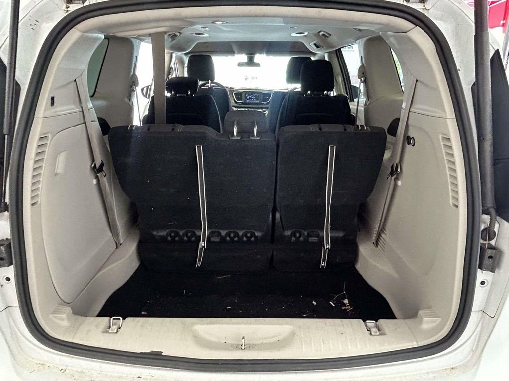 Used 2022 Chrysler Voyager LX FWD image 11