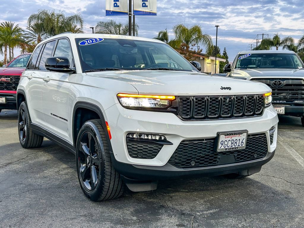 Used 2023 Jeep Grand Cherokee Limited w/ Luxury Tech Group II AWD/4WD image 3
