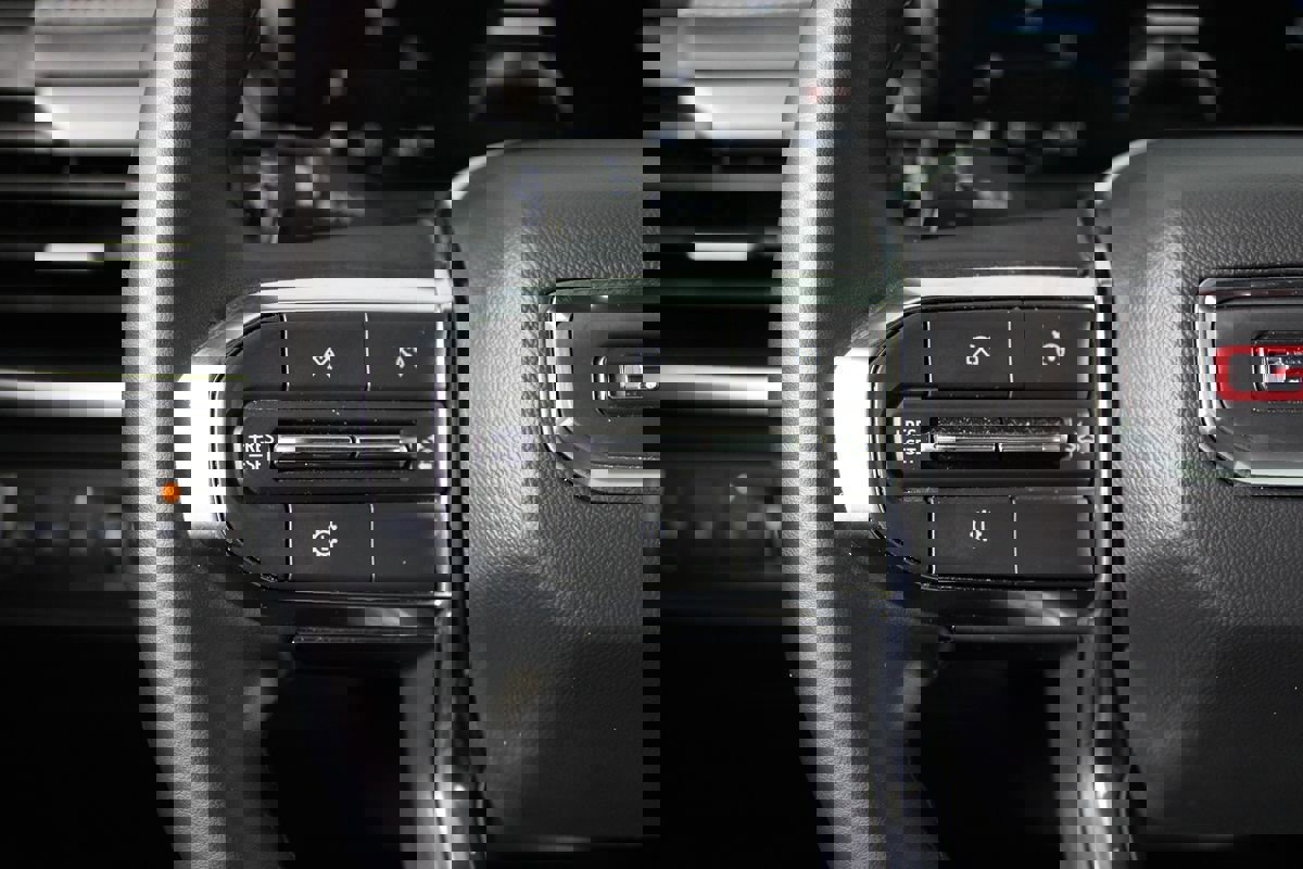 Used 2025 GMC Acadia Elevation image 18