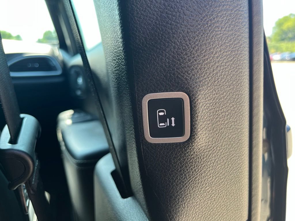 Used 2025 Chrysler Pacifica Select FWD image 36