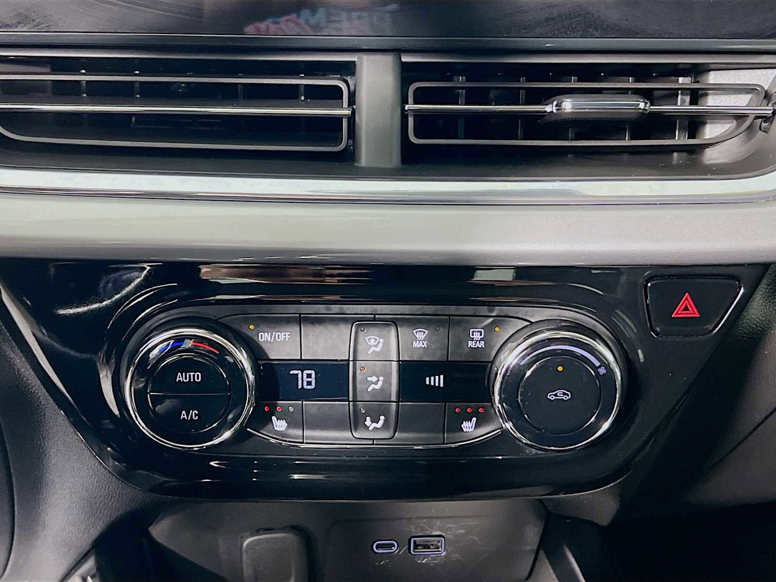 Used 2025 Chevrolet Trax LT w/ LT Convenience Package image 15