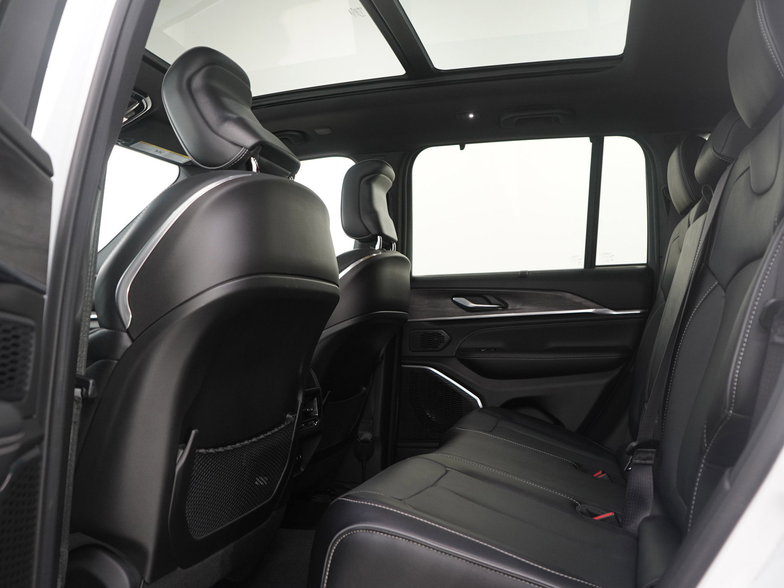 Used 2024 Jeep Grand Cherokee Overland w/ Luxury Tech Group IV image 19