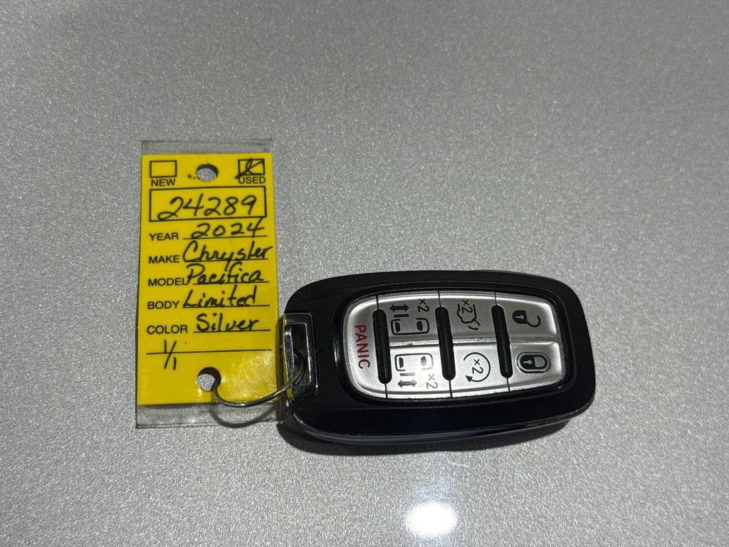 Used 2024 Chrysler Pacifica Limited FWD image 45
