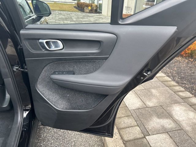 Used 2025 Volvo XC40 B5 Plus image 12