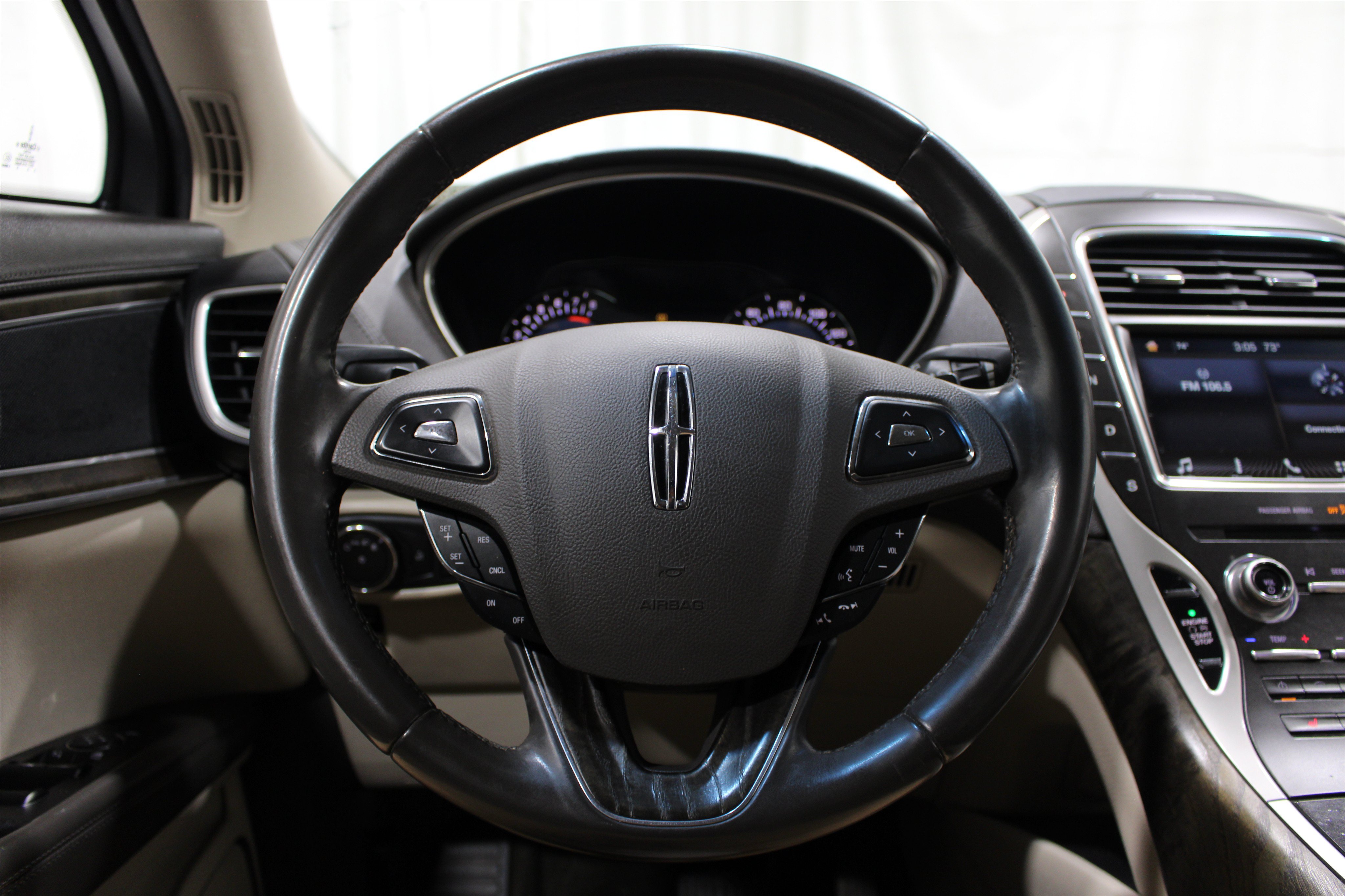Used 2017 Lincoln MKX Select w/ Enhanced Security Package FWD image 11
