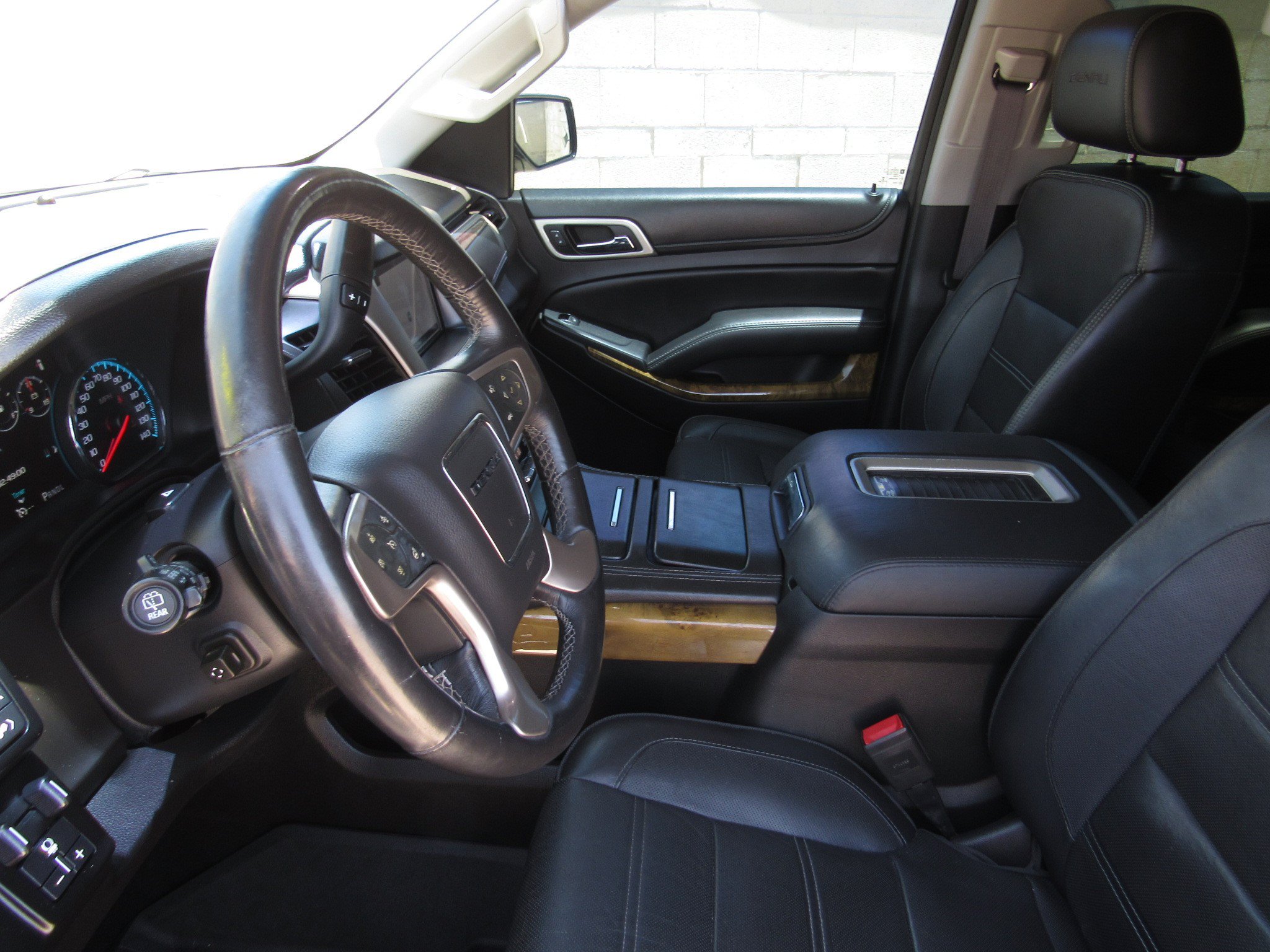 Used 2017 GMC Yukon Denali RWD image 16