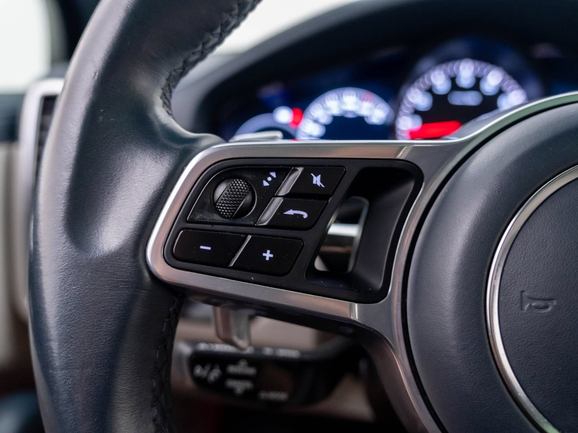 Certified 2022 Porsche Cayenne AWD/4WD image 32